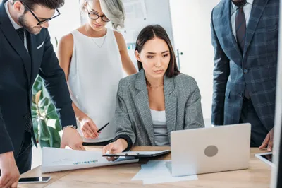 Giovane investitrice si informa sulla sicurezza delle criptovalute